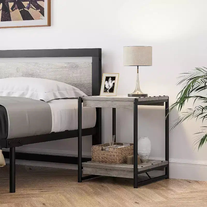Table d'appoint pivotante à 360° avec station de charge, rangement à 3 niveaux, roulettes verrouillables et sac de rangement latéral - Table d'appoint mobile pour salon et chambre