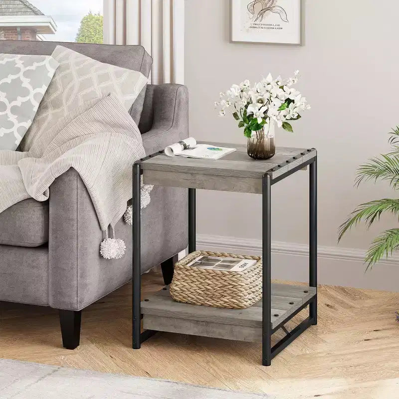 Table d'appoint pivotante à 360° avec station de charge, rangement à 3 niveaux, roulettes verrouillables et sac de rangement latéral - Table d'appoint mobile pour salon et chambre