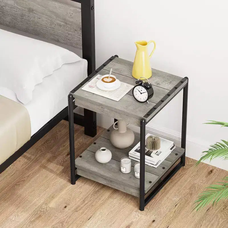 Table d'appoint pivotante à 360° avec station de charge, rangement à 3 niveaux, roulettes verrouillables et sac de rangement latéral - Table d'appoint mobile pour salon et chambre