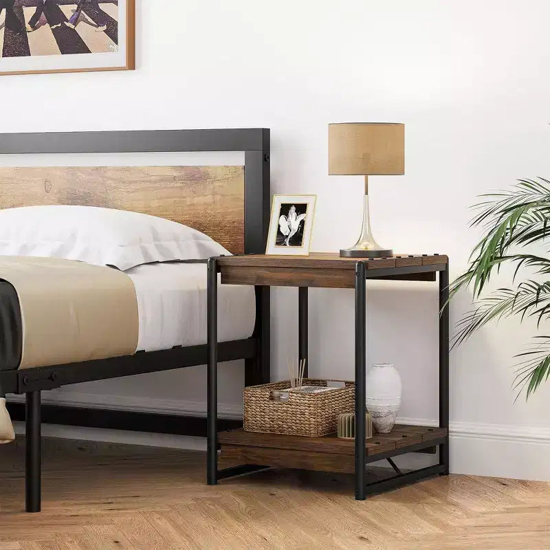 Table d'appoint pivotante à 360° avec station de charge, rangement à 3 niveaux, roulettes verrouillables et sac de rangement latéral - Table d'appoint mobile pour salon et chambre