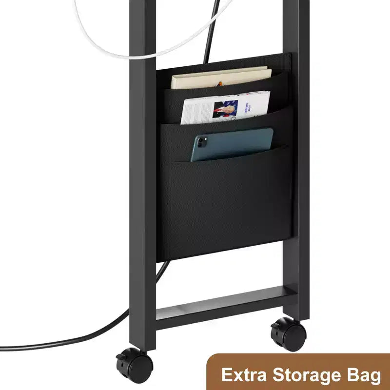 Table d'appoint pivotante à 360° avec station de charge, rangement à 3 niveaux, roulettes verrouillables et sac de rangement latéral - Table d'appoint mobile pour salon et chambre