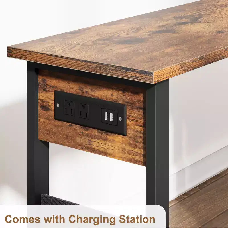 Table d'appoint pivotante à 360° avec station de charge, rangement à 3 niveaux, roulettes verrouillables et sac de rangement latéral - Table d'appoint mobile pour salon et chambre