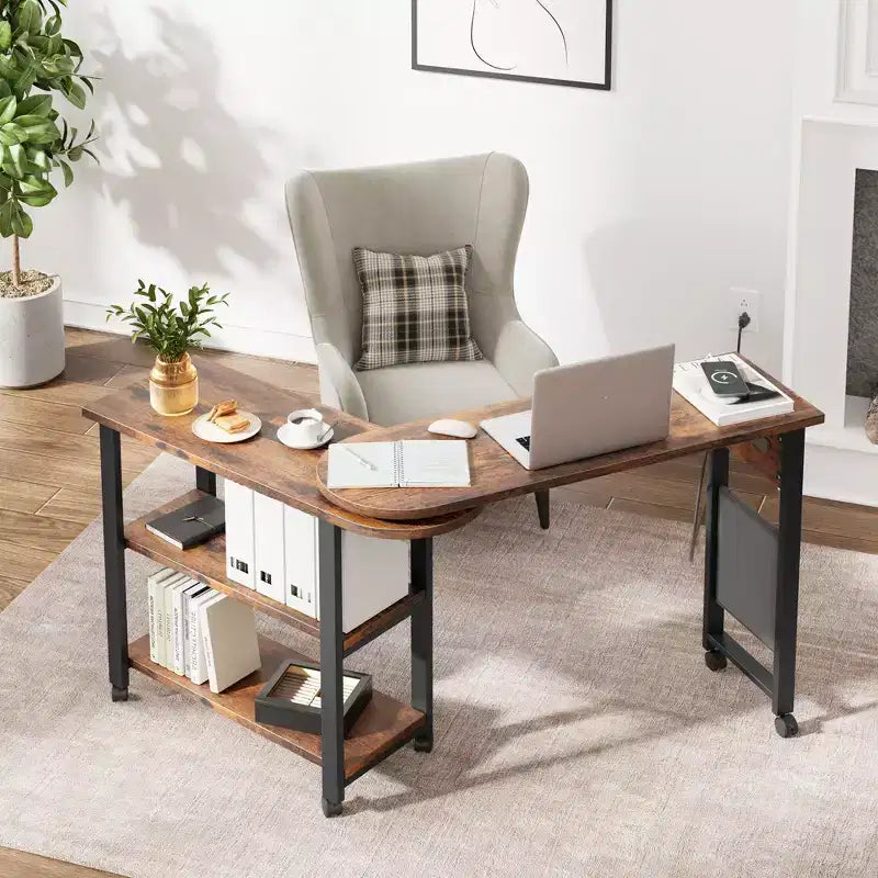 Table d'appoint pivotante à 360° avec station de charge, rangement à 3 niveaux, roulettes verrouillables et sac de rangement latéral - Table d'appoint mobile pour salon et chambre