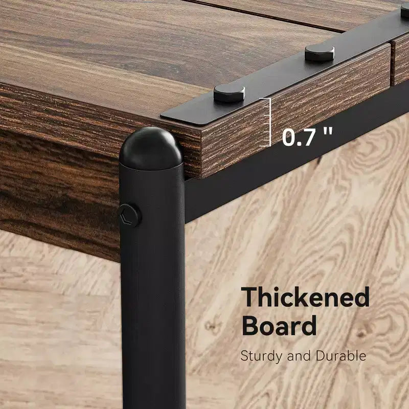 Table d'appoint pivotante à 360° avec station de charge, rangement à 3 niveaux, roulettes verrouillables et sac de rangement latéral - Table d'appoint mobile pour salon et chambre
