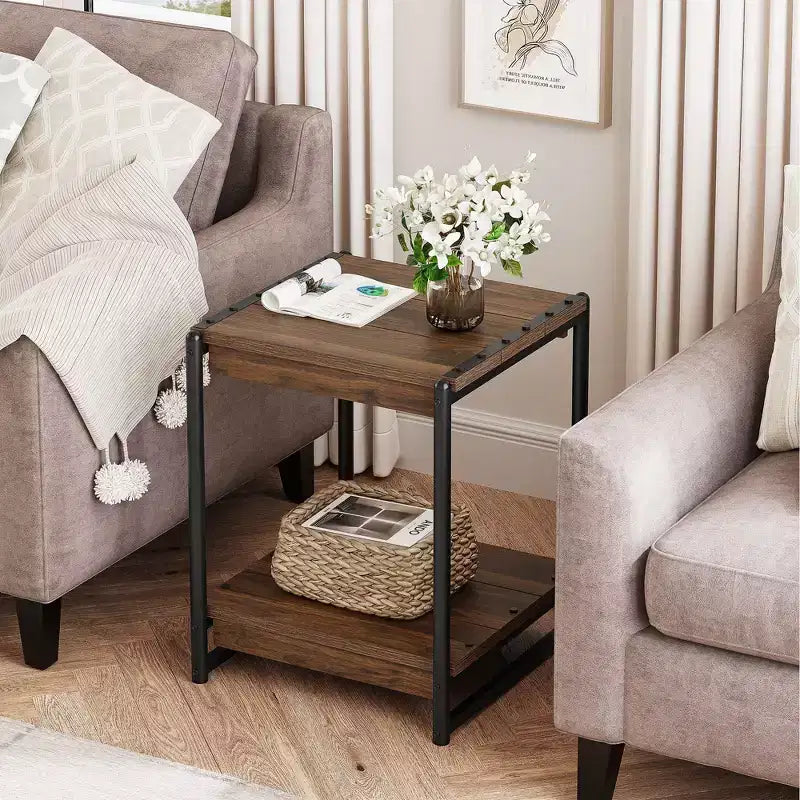 Table d'appoint pivotante à 360° avec station de charge, rangement à 3 niveaux, roulettes verrouillables et sac de rangement latéral - Table d'appoint mobile pour salon et chambre