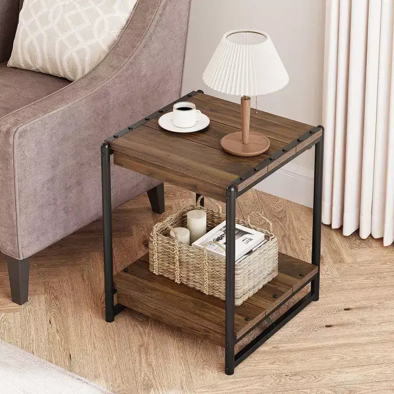 Table d'appoint pivotante à 360° avec station de charge, rangement à 3 niveaux, roulettes verrouillables et sac de rangement latéral - Table d'appoint mobile pour salon et chambre