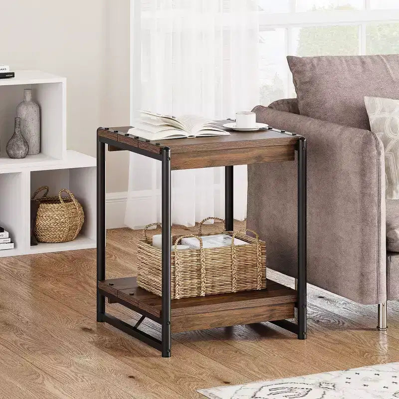 Table d'appoint pivotante à 360° avec station de charge, rangement à 3 niveaux, roulettes verrouillables et sac de rangement latéral - Table d'appoint mobile pour salon et chambre