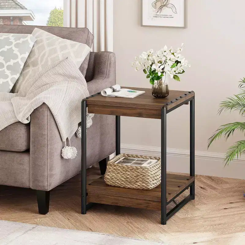 Table d'appoint pivotante à 360° avec station de charge, rangement à 3 niveaux, roulettes verrouillables et sac de rangement latéral - Table d'appoint mobile pour salon et chambre