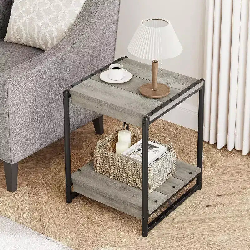 Table d'appoint pivotante à 360° avec station de charge, rangement à 3 niveaux, roulettes verrouillables et sac de rangement latéral - Table d'appoint mobile pour salon et chambre